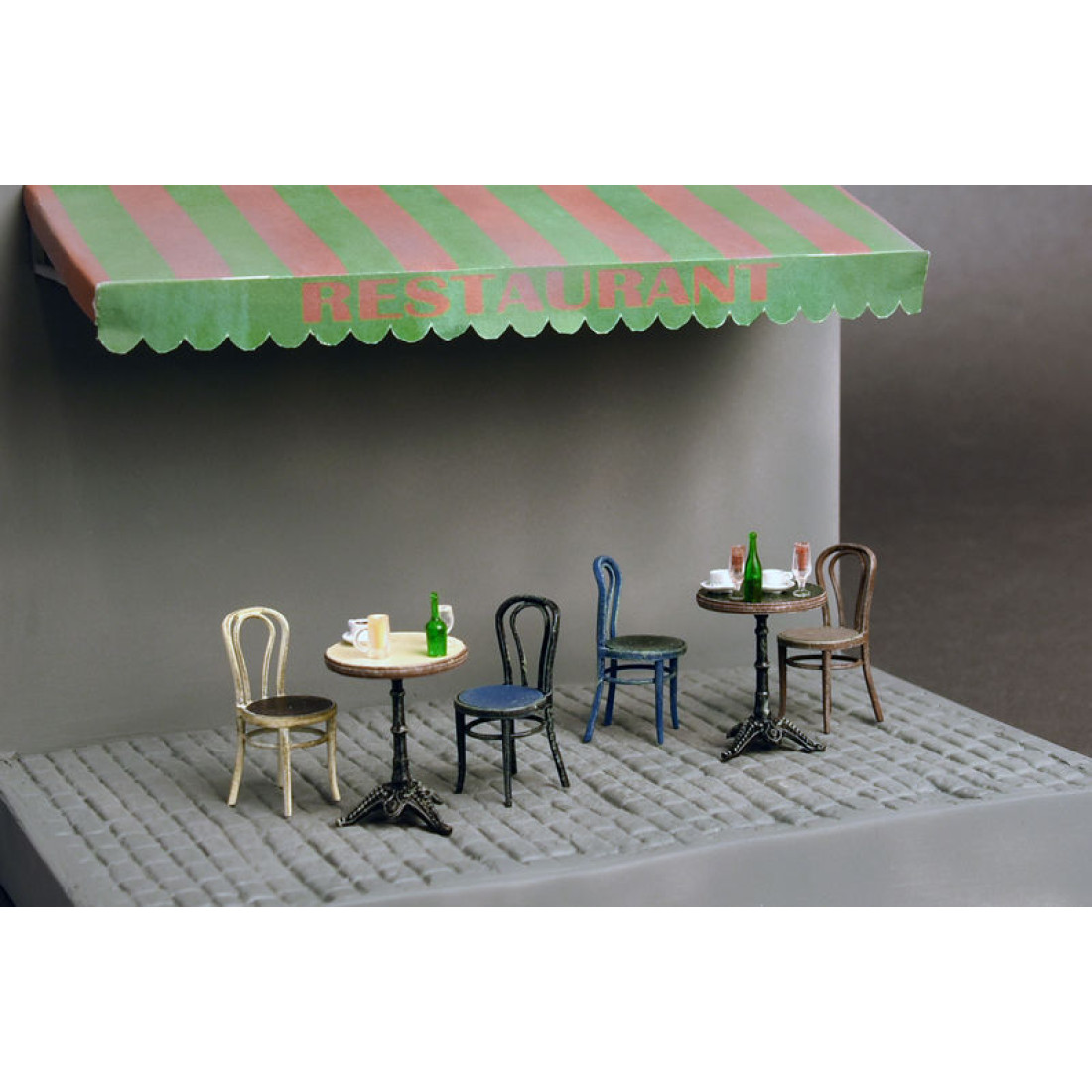 PLASTIC MODEL BUILDING KIT DIORAMAS CAFé FURNITURE AND CROCKERY 1/35
